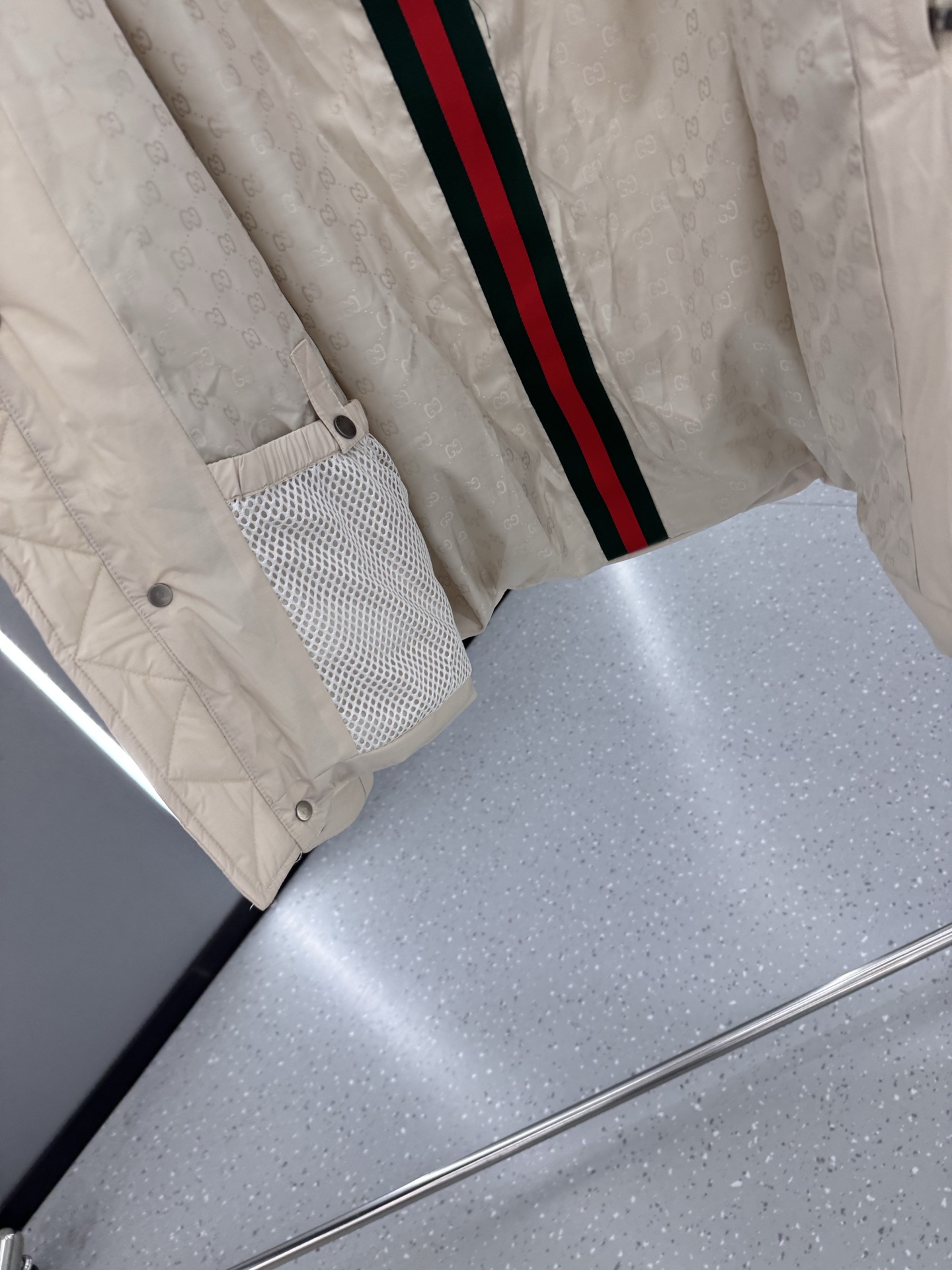 古驰Mon collection 经典系列双色羽绒服｜奢华运动 暖冬精享｜ 全定制进口外料，特殊纤维化和