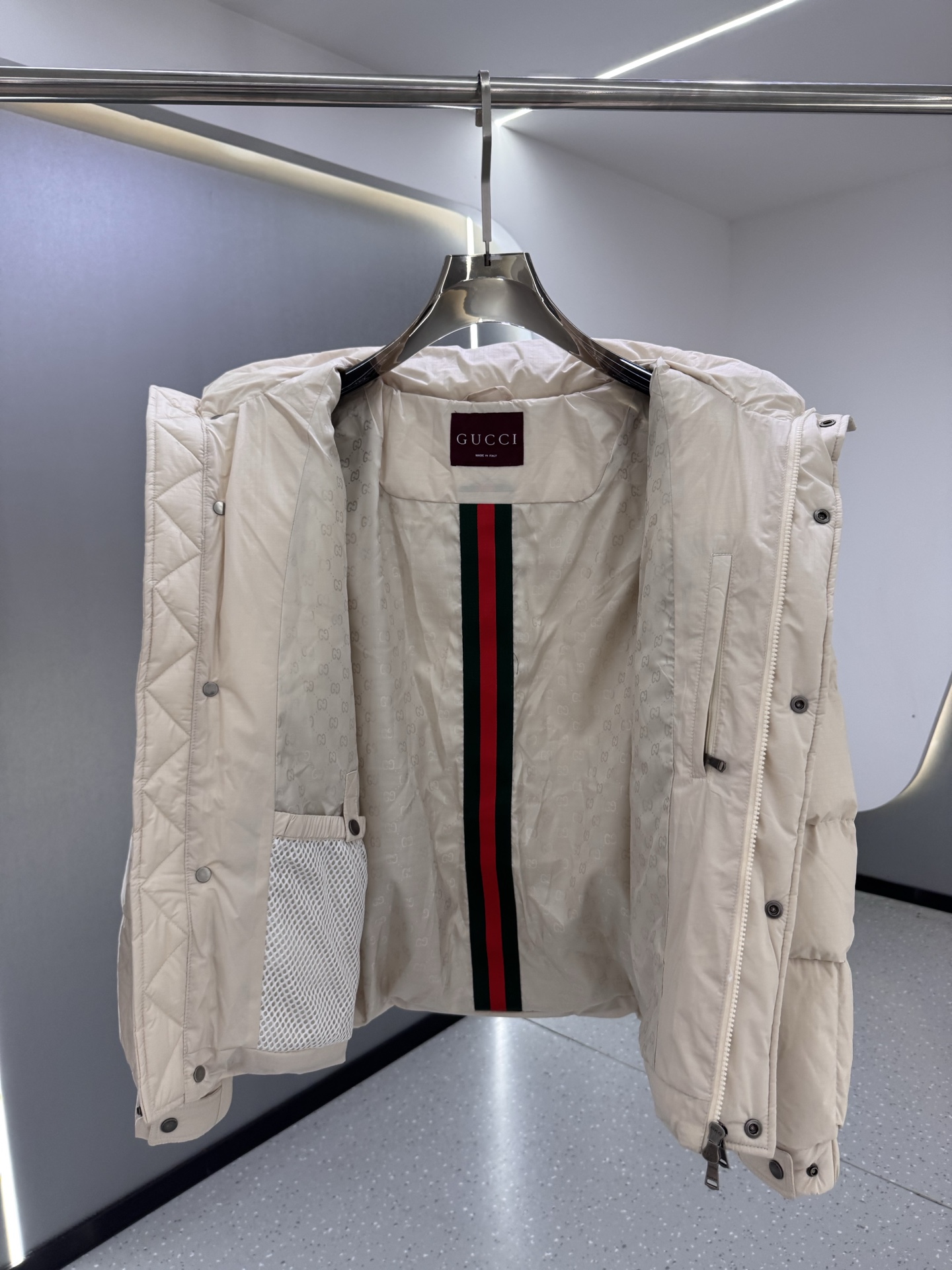 古驰Mon collection 经典系列双色羽绒服｜奢华运动 暖冬精享｜ 全定制进口外料，特殊纤维化和