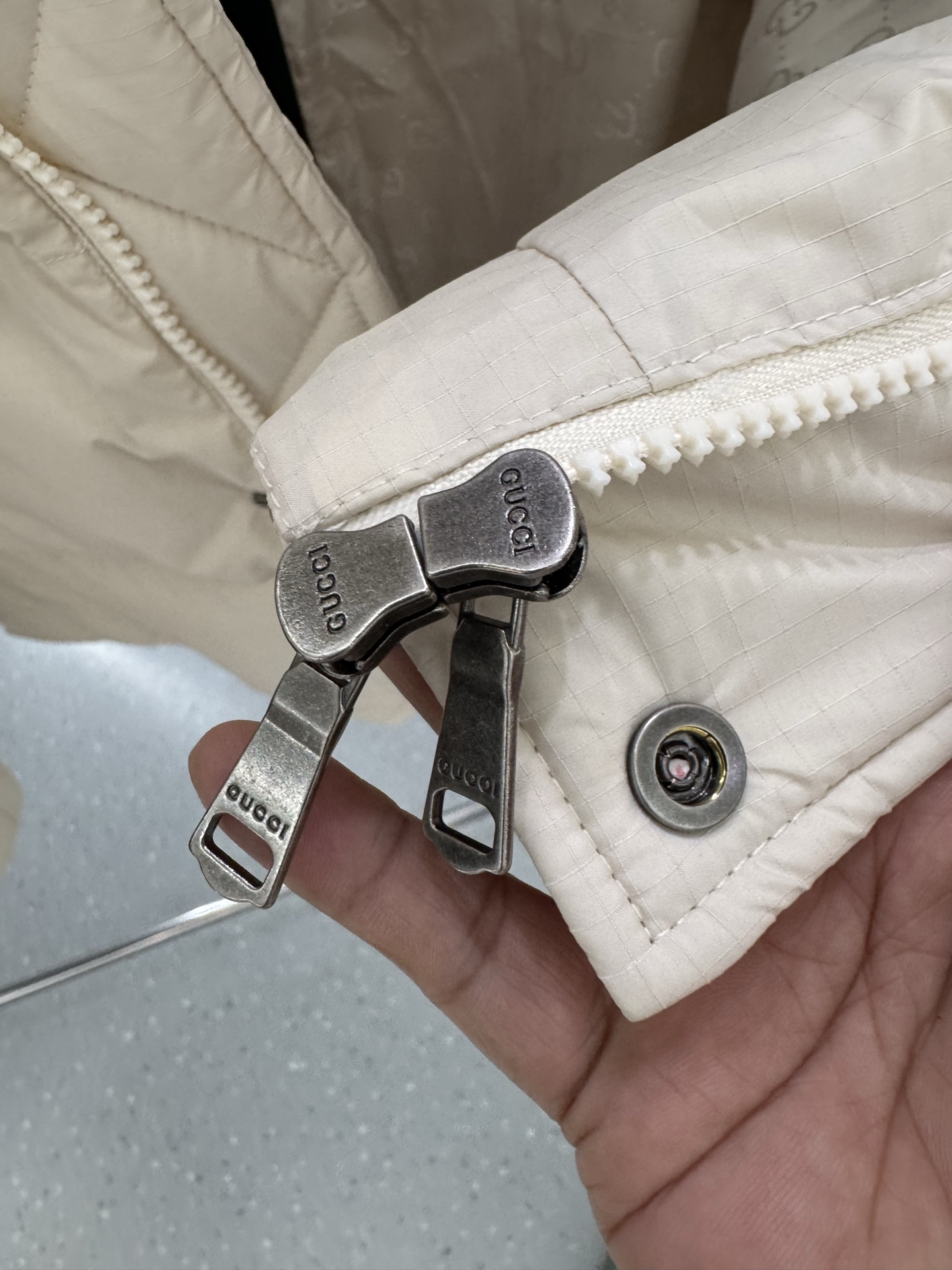 古驰Mon collection 经典系列双色羽绒服｜奢华运动 暖冬精享｜ 全定制进口外料，特殊纤维化和