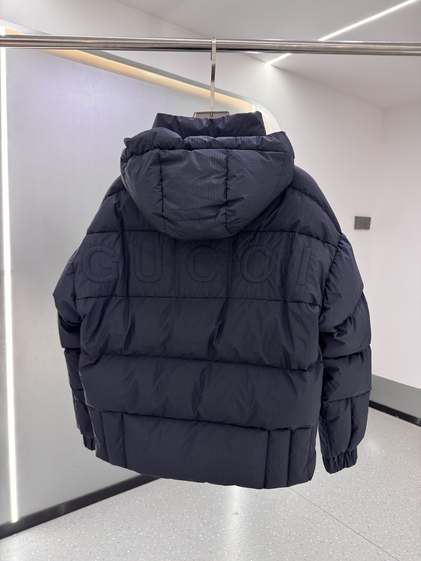 古驰Mon collection 经典系列双色羽绒服｜奢华运动 暖冬精享｜ 全定制进口外料，特殊纤维化和