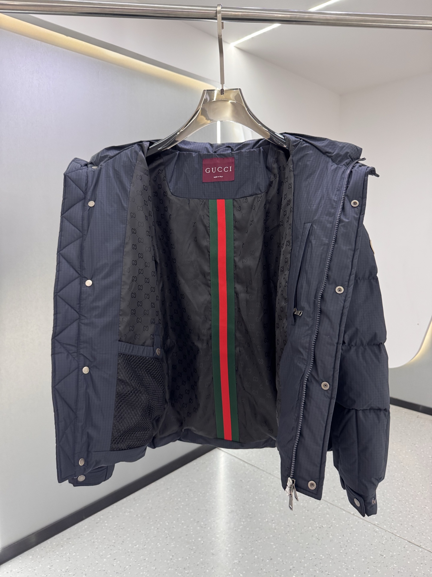 古驰Mon collection 经典系列双色羽绒服｜奢华运动 暖冬精享｜ 全定制进口外料，特殊纤维化和