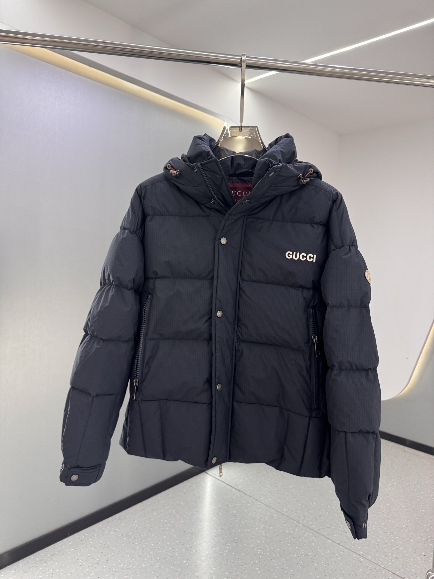 古驰Mon collection 经典系列双色羽绒服｜奢华运动 暖冬精享｜ 全定制进口外料，特殊纤维化和