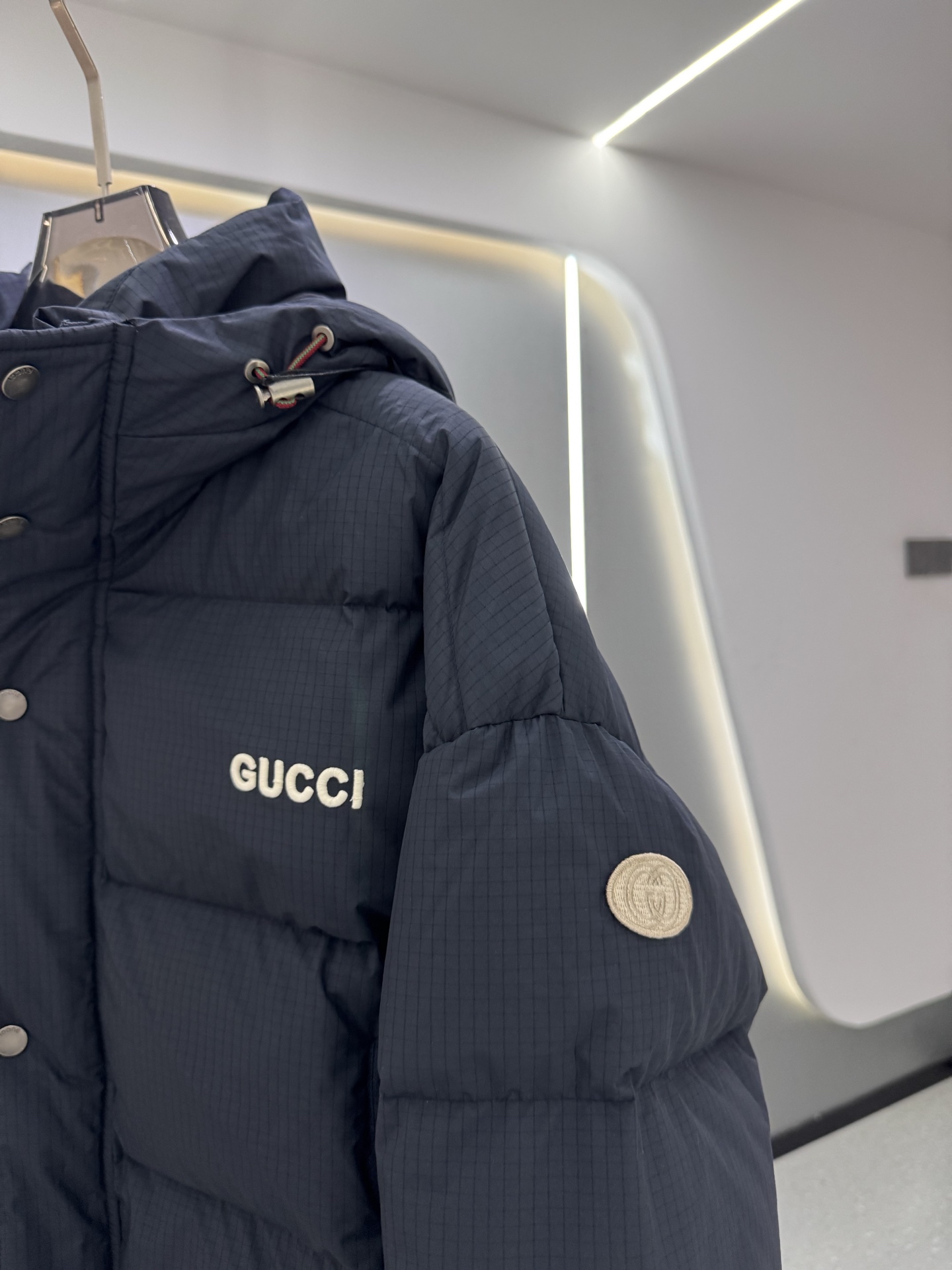 古驰Mon collection 经典系列双色羽绒服｜奢华运动 暖冬精享｜ 全定制进口外料，特殊纤维化和