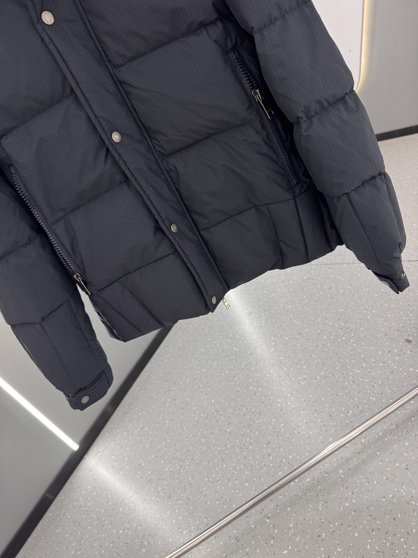 古驰Mon collection 经典系列双色羽绒服｜奢华运动 暖冬精享｜ 全定制进口外料，特殊纤维化和