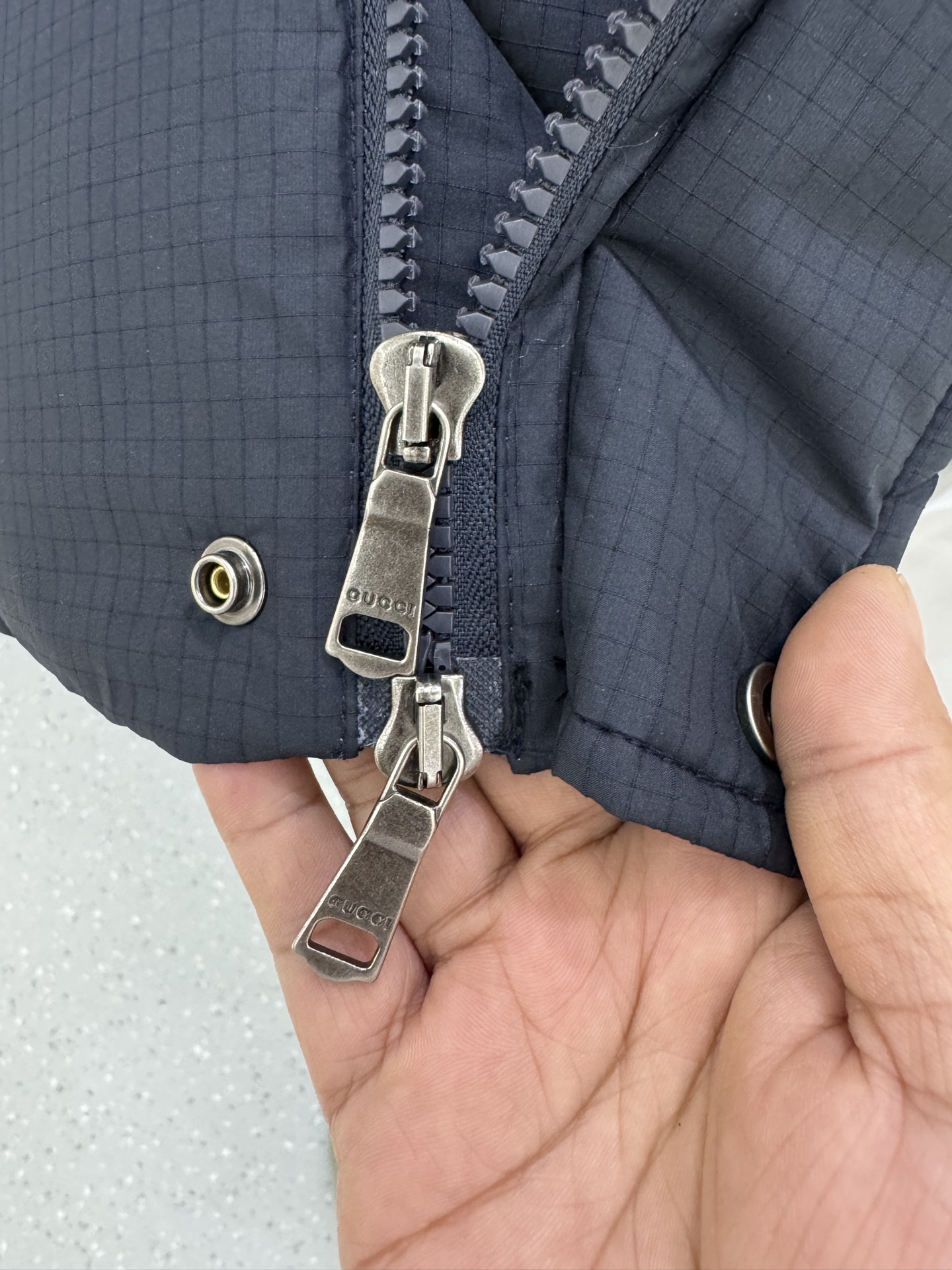 古驰Mon collection 经典系列双色羽绒服｜奢华运动 暖冬精享｜ 全定制进口外料，特殊纤维化和