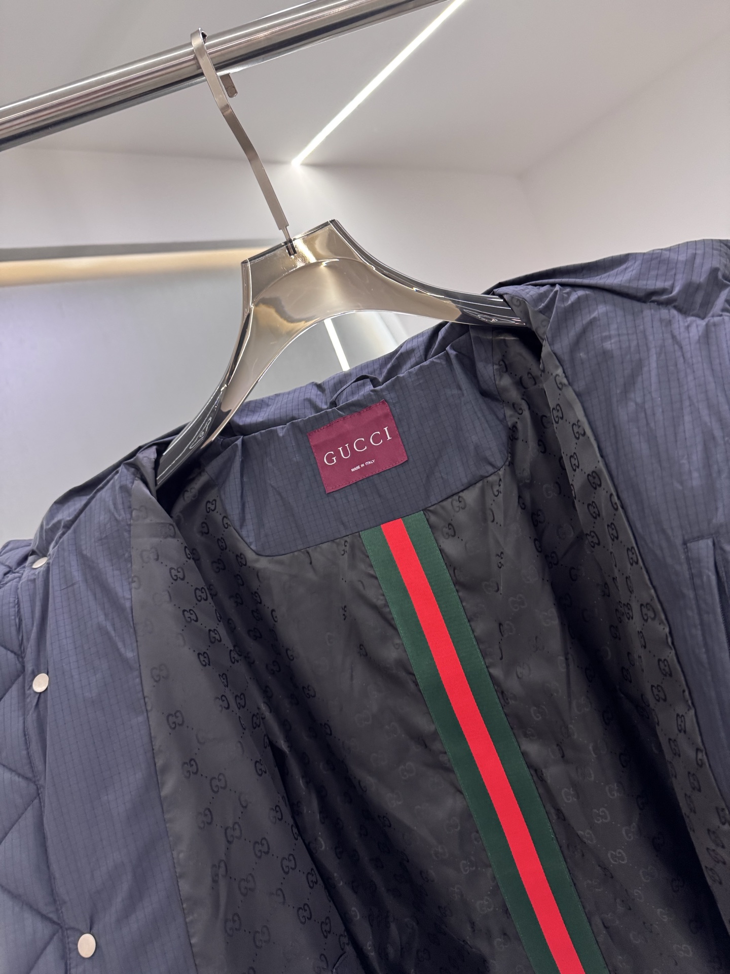 古驰Mon collection 经典系列双色羽绒服｜奢华运动 暖冬精享｜ 全定制进口外料，特殊纤维化和