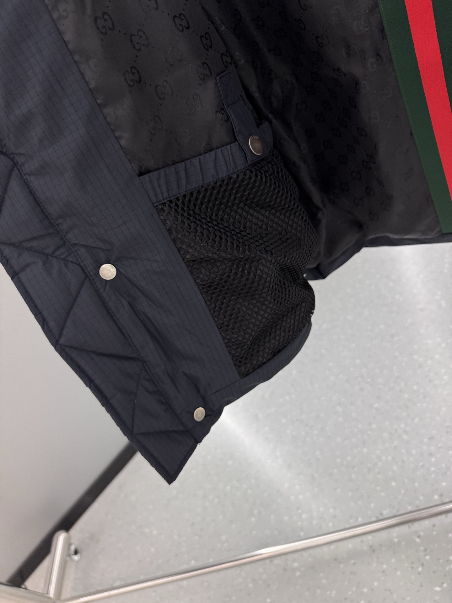 古驰Mon collection 经典系列双色羽绒服｜奢华运动 暖冬精享｜ 全定制进口外料，特殊纤维化和