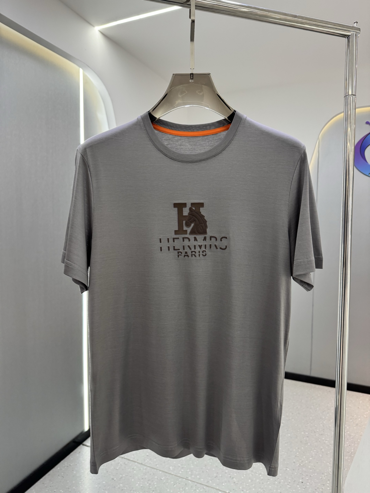 NO:827693,High version #爱*shi 26ss latest men's round neck T-shirt for spring and summer. The classic H horse head pattern design on the chest brings a strong visual sense and a high degree of brand identity. The traditional and versatile basic version is not picky to wear. The upper body is stylish and stylish, with more connotation and taste. It can be worn alone or layered, and it can be matched with any style to create a high-quality male god style!  The fabric is Lenzing Tencelis imported from Austria. It feels great to the touch. It feels softer and smoother than ordinary mercerized cotton. It is cooler and more comfortable to wear. It does not fade or deform after long-term wear and washing. Size M-XXXL., men's clothing, tees, t-shirt,19860909高版#爱*仕 26ss春夏最新男士圆领T恤衫,胸前极经典H马头图案设计 带来强烈的视觉感官,品牌标识度极高.传统百搭的基础版型,不挑人穿,上身有型有格调,更有内涵和品位,可单穿可内搭,随意搭配都是逼格满满的优质男神范儿！面料奥地利进口兰精天丝兰,手感超级赞,摸上去比一般丝光棉更加柔软顺滑,穿着更加冰爽舒适,且久穿久洗不褪色不变形. 尺码M-XXXL.,男装,tees，t-shirt,,Women's clothing