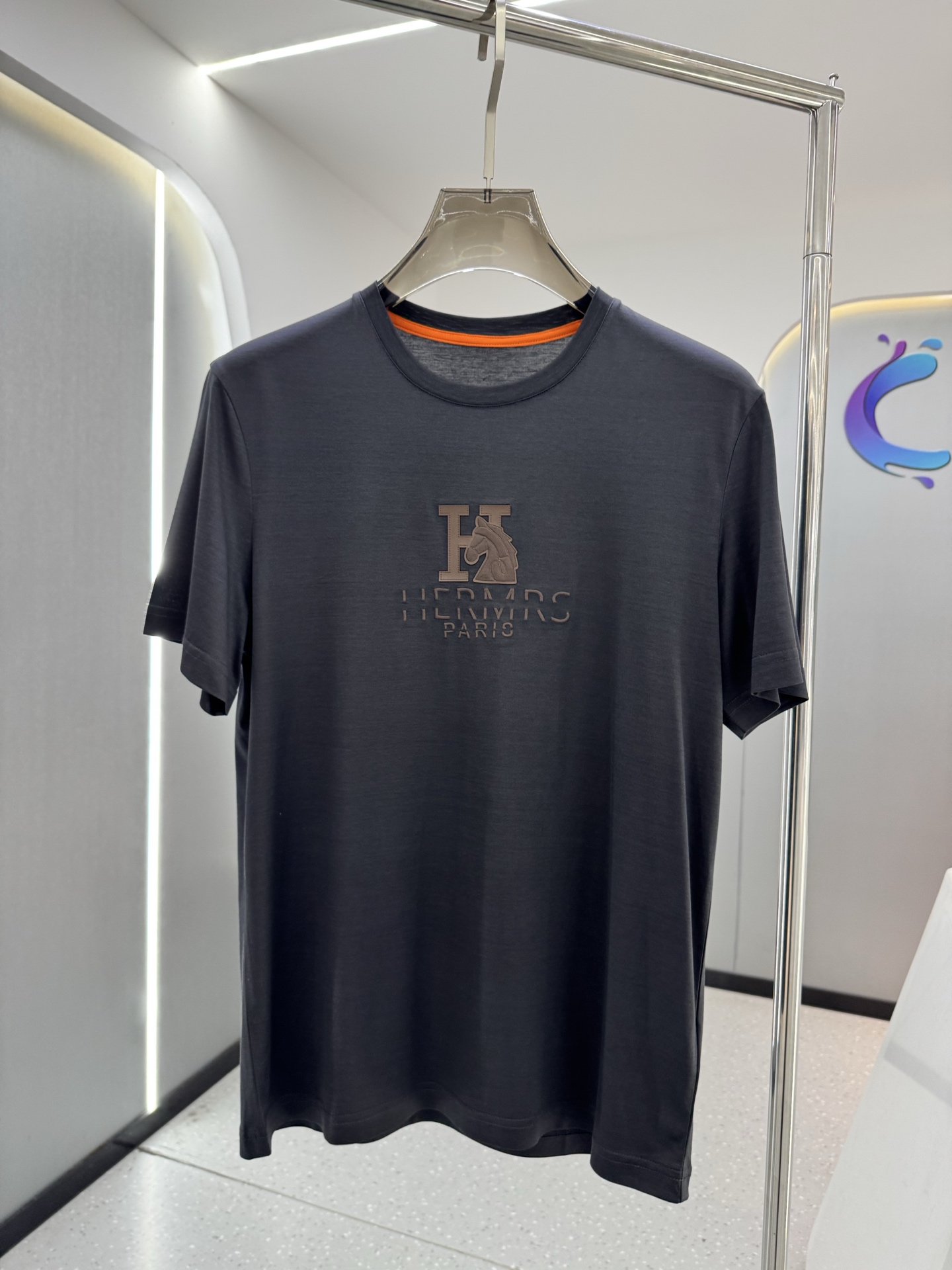 NO:827685,High version 6619#爱*shi 26ss latest men's round neck T-shirt in spring and summer. The classic H horse head pattern design on the chest brings a strong visual sense and a high degree of brand identity. The traditional and versatile basic version is not picky to wear. The upper body is stylish and stylish, with more connotation and taste. It can be worn alone or layered, and it can be matched with any style to create a high-quality male god style!  The fabric is Lenzing Tencelis imported from Austria. It feels great to the touch. It feels softer and smoother than ordinary mercerized cotton. It is cooler and more comfortable to wear. It does not fade or deform after long-term wear and washing. Size M-XXXL., men's clothing, tees, t-shirt,19860909高版 6619#爱*仕 26ss春夏最新男士圆领T恤衫,胸前极经典H马头图案设计 带来强烈的视觉感官,品牌标识度极高.传统百搭的基础版型,不挑人穿,上身有型有格调,更有内涵和品位,可单穿可内搭,随意搭配都是逼格满满的优质男神范儿！面料奥地利进口兰精天丝兰,手感超级赞,摸上去比一般丝光棉更加柔软顺滑,穿着更加冰爽舒适,且久穿久洗不褪色不变形. 尺码M-XXXL.,男装,tees，t-shirt,,Women's clothing