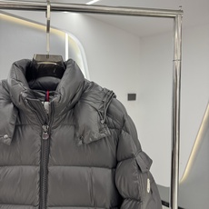 moncler特级🌟玛雅 95绒 面料采用原版一致漆面尼龙材质,有效阻挡风雨侵袭,保持内部干爽舒适。舒适抗风。内里填充 moncler特级🌟玛雅 95绒 面料采用原版一致漆面尼龙材质,有效阻挡风雨侵袭,保持内部干爽舒适。舒适抗风。内里填充