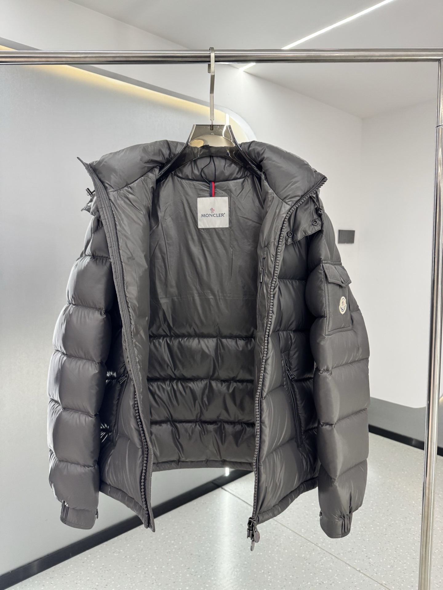 moncler特级🌟玛雅 95绒 面料采用原版一致漆面尼龙材质,有效阻挡风雨侵袭,保持内部干爽舒适。舒适抗风。内里填充 moncler特级🌟玛雅 95绒 面料采用原版一致漆面尼龙材质,有效阻挡风雨侵袭,保持内部干爽舒适。舒适抗风。内里填充