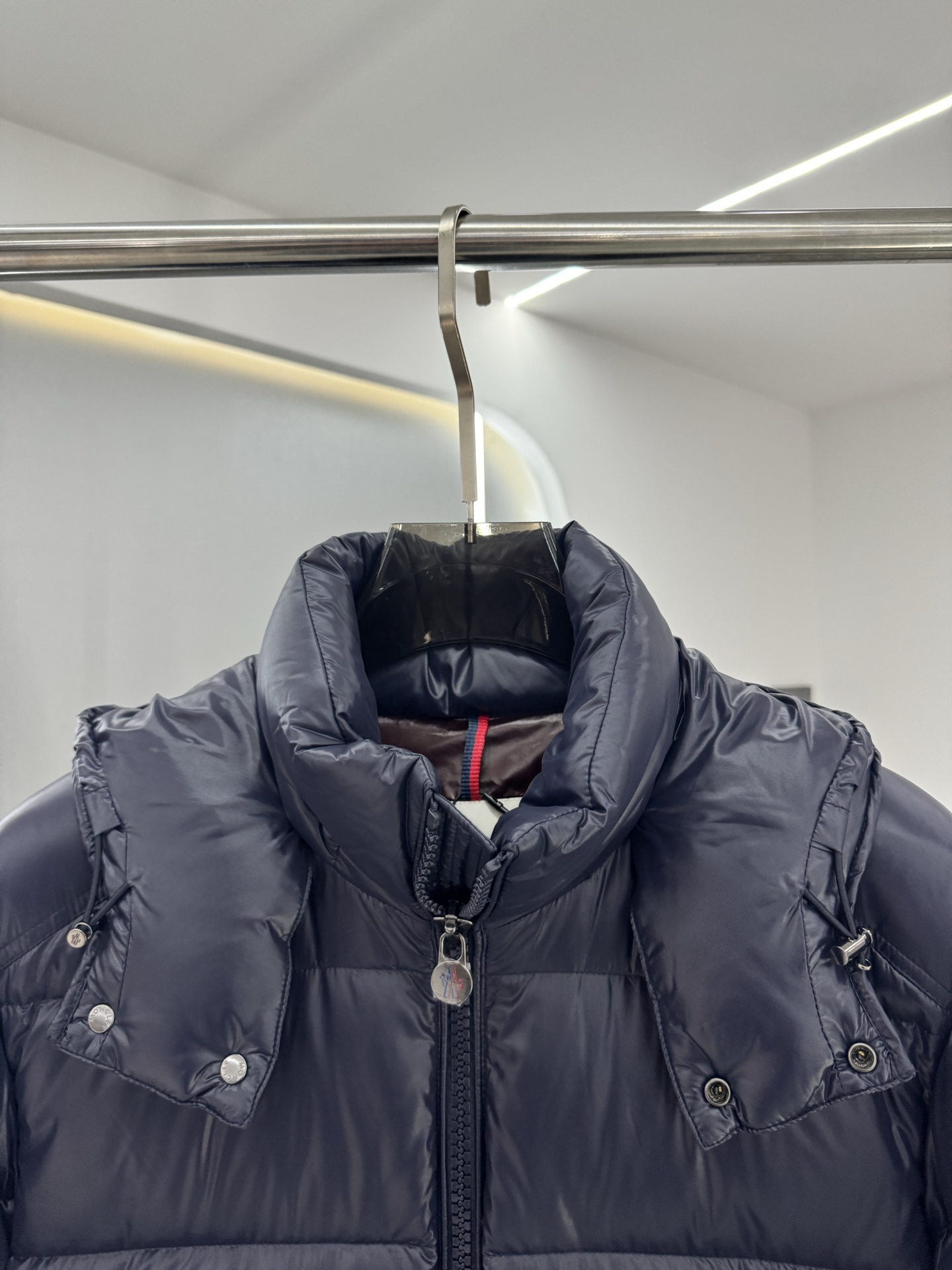 moncler特级🌟玛雅 95绒  面料采用原版一致漆面尼龙材质，有效阻挡风雨侵袭，保持内部干爽舒适。舒适抗风。内里填充