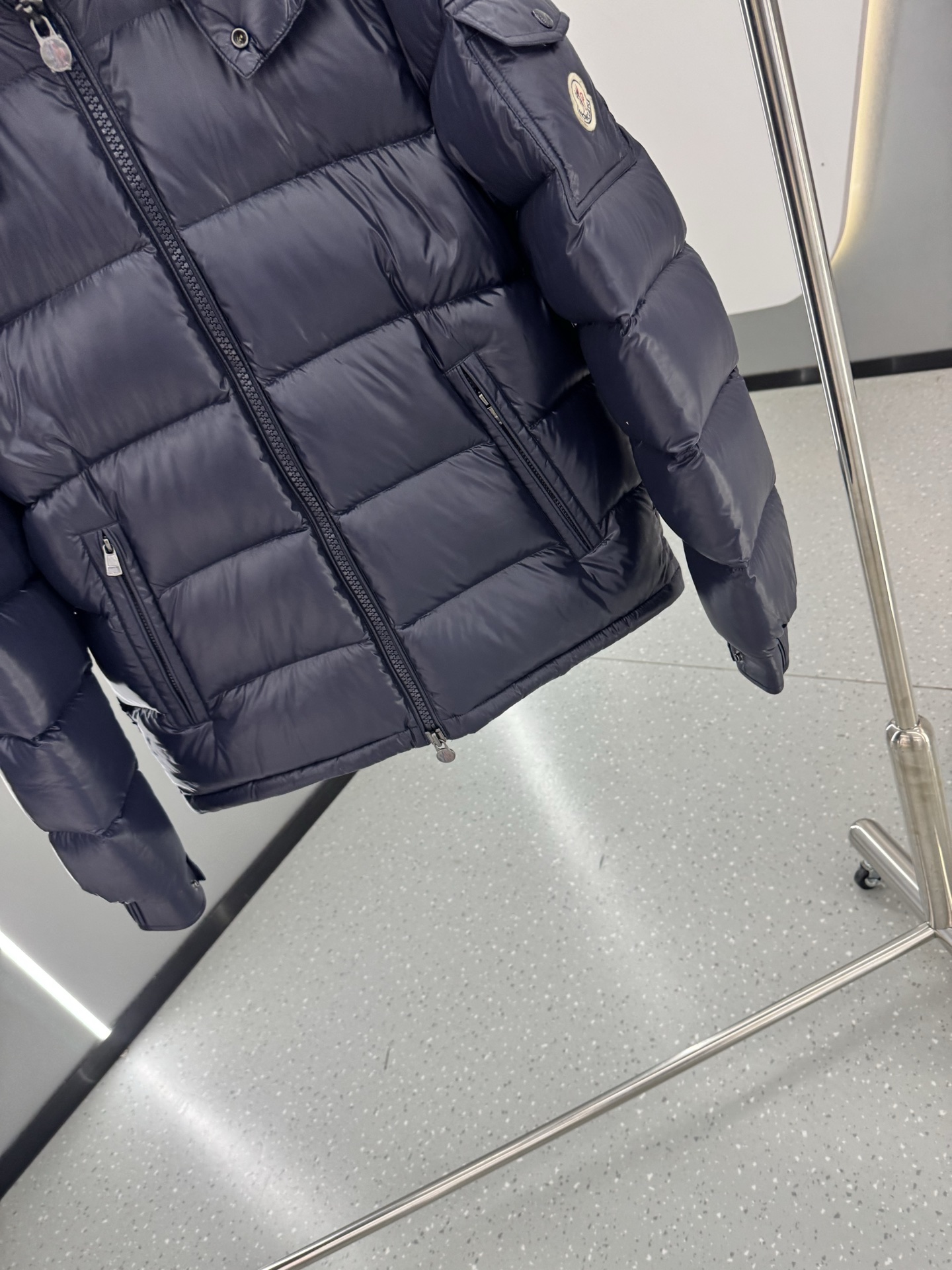 moncler特级🌟玛雅 95绒  面料采用原版一致漆面尼龙材质，有效阻挡风雨侵袭，保持内部干爽舒适。舒适抗风。内里填充
