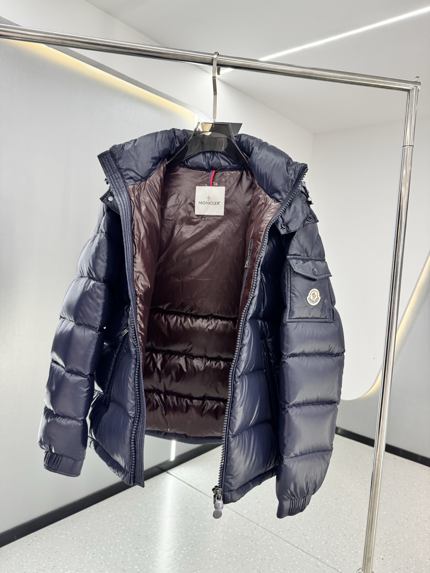 moncler特级🌟玛雅 95绒  面料采用原版一致漆面尼龙材质，有效阻挡风雨侵袭，保持内部干爽舒适。舒适抗风。内里填充