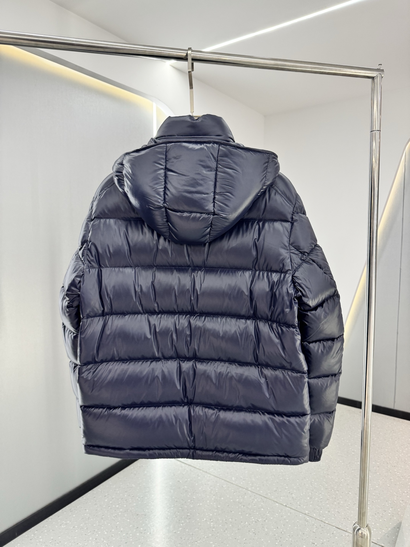 moncler特级🌟玛雅 95绒  面料采用原版一致漆面尼龙材质，有效阻挡风雨侵袭，保持内部干爽舒适。舒适抗风。内里填充
