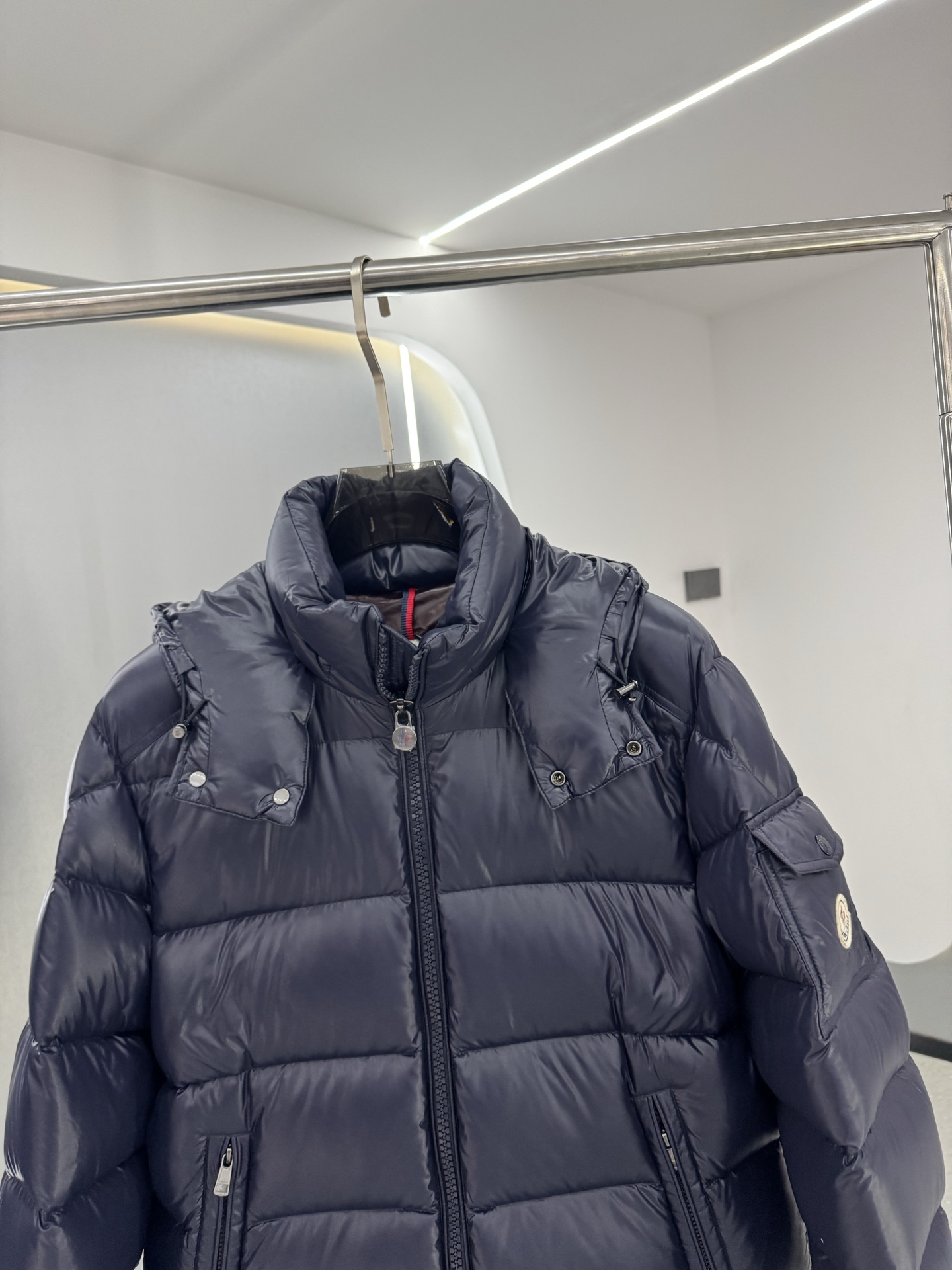 moncler特级🌟玛雅 95绒  面料采用原版一致漆面尼龙材质，有效阻挡风雨侵袭，保持内部干爽舒适。舒适抗风。内里填充