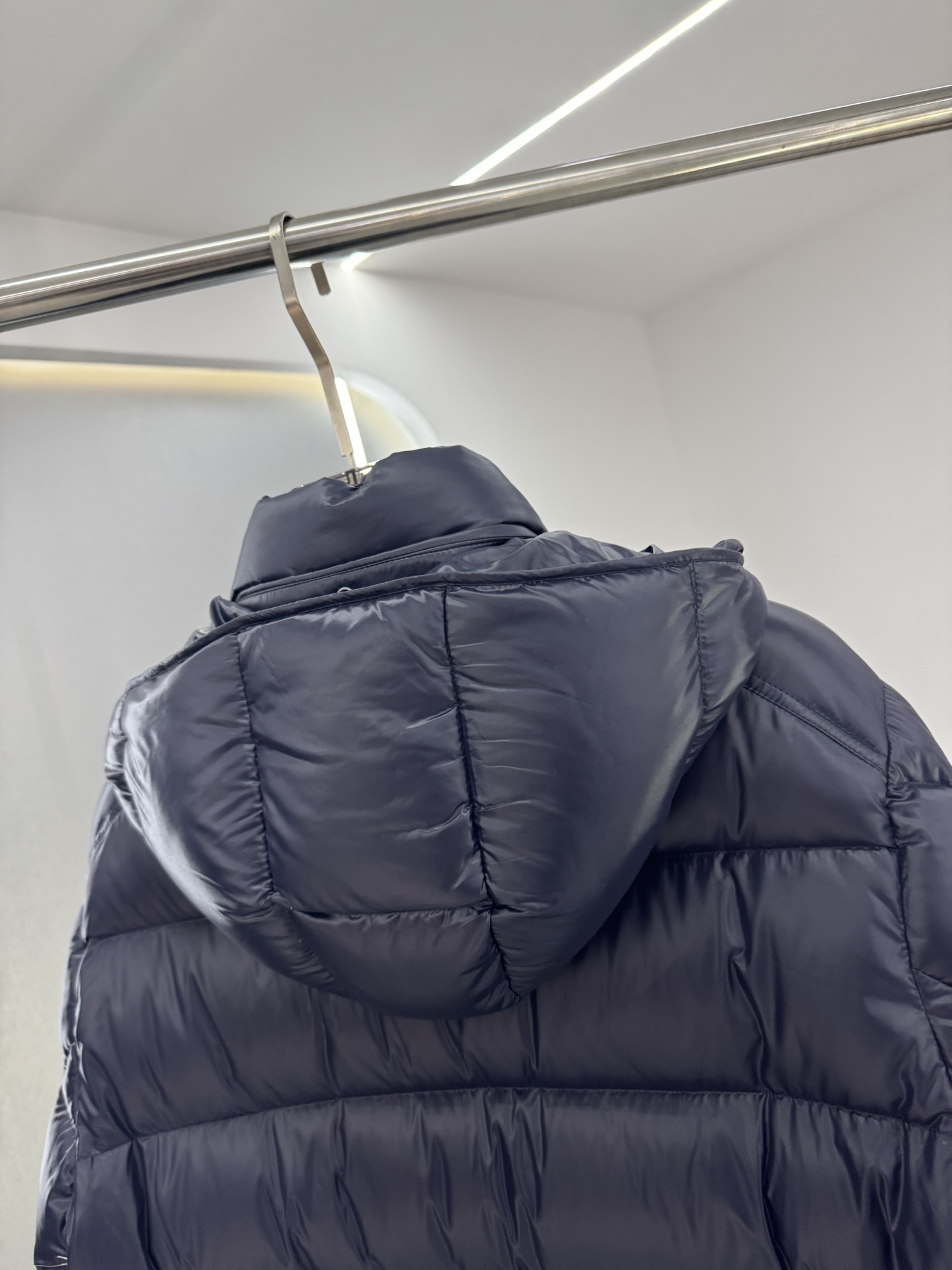 moncler特级🌟玛雅 95绒  面料采用原版一致漆面尼龙材质，有效阻挡风雨侵袭，保持内部干爽舒适。舒适抗风。内里填充
