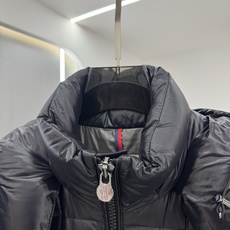 moncler特级🌟玛雅 95绒 面料采用原版一致漆面尼龙材质,有效阻挡风雨侵袭,保持内部干爽舒适。舒适抗风。内里填充 moncler特级🌟玛雅 95绒 面料采用原版一致漆面尼龙材质,有效阻挡风雨侵袭,保持内部干爽舒适。舒适抗风。内里填充