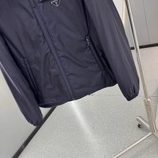 PRADA 26新款秋冬连帽款 这款外套采用宽松休闲版型,连帽设计增添随性感,衣身线条流畅自然,里面采用进口的羽 PRADA 26新款秋冬连帽款 这款外套采用宽松休闲版型,连帽设计增添随性感,衣身线条流畅自然,里面采用进口的羽