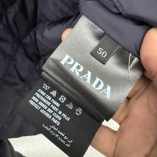 PRADA 26新款秋冬连帽款 这款外套采用宽松休闲版型,连帽设计增添随性感,衣身线条流畅自然,里面采用进口的羽 PRADA 26新款秋冬连帽款 这款外套采用宽松休闲版型,连帽设计增添随性感,衣身线条流畅自然,里面采用进口的羽
