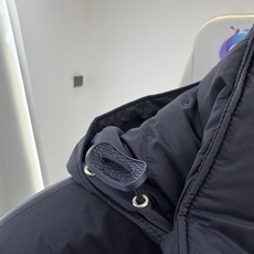 PRADA 26新款秋冬连帽款 这款外套采用宽松休闲版型,连帽设计增添随性感,衣身线条流畅自然,里面采用进口的羽 PRADA 26新款秋冬连帽款 这款外套采用宽松休闲版型,连帽设计增添随性感,衣身线条流畅自然,里面采用进口的羽