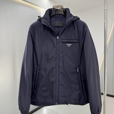 PRADA 26新款秋冬连帽款 这款外套采用宽松休闲版型,连帽设计增添随性感,衣身线条流畅自然,里面采用进口的羽 PRADA 26新款秋冬连帽款 这款外套采用宽松休闲版型,连帽设计增添随性感,衣身线条流畅自然,里面采用进口的羽