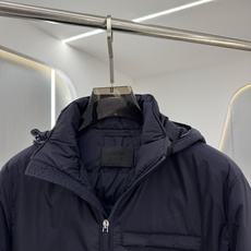 PRADA 26新款秋冬连帽款 这款外套采用宽松休闲版型,连帽设计增添随性感,衣身线条流畅自然,里面采用进口的羽 PRADA 26新款秋冬连帽款 这款外套采用宽松休闲版型,连帽设计增添随性感,衣身线条流畅自然,里面采用进口的羽