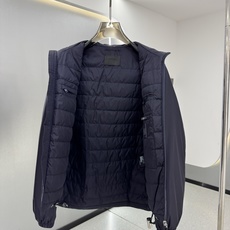 PRADA 26新款秋冬连帽款 这款外套采用宽松休闲版型,连帽设计增添随性感,衣身线条流畅自然,里面采用进口的羽 PRADA 26新款秋冬连帽款 这款外套采用宽松休闲版型,连帽设计增添随性感,衣身线条流畅自然,里面采用进口的羽
