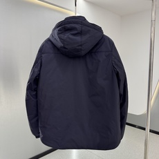 PRADA 26新款秋冬连帽款 这款外套采用宽松休闲版型,连帽设计增添随性感,衣身线条流畅自然,里面采用进口的羽 PRADA 26新款秋冬连帽款 这款外套采用宽松休闲版型,连帽设计增添随性感,衣身线条流畅自然,里面采用进口的羽