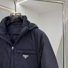 PRADA 26新款秋冬连帽款 这款外套采用宽松休闲版型,连帽设计增添随性感,衣身线条流畅自然,里面采用进口的羽 PRADA 26新款秋冬连帽款 这款外套采用宽松休闲版型,连帽设计增添随性感,衣身线条流畅自然,里面采用进口的羽