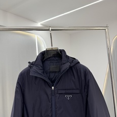 PRADA 26新款秋冬连帽款 这款外套采用宽松休闲版型,连帽设计增添随性感,衣身线条流畅自然,里面采用进口的羽 PRADA 26新款秋冬连帽款 这款外套采用宽松休闲版型,连帽设计增添随性感,衣身线条流畅自然,里面采用进口的羽