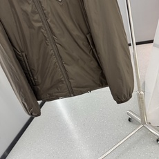 PRADA 26新款秋冬连帽款 这款外套采用宽松休闲版型,连帽设计增添随性感,衣身线条流畅自然,里面采用进口的羽 PRADA 26新款秋冬连帽款 这款外套采用宽松休闲版型,连帽设计增添随性感,衣身线条流畅自然,里面采用进口的羽
