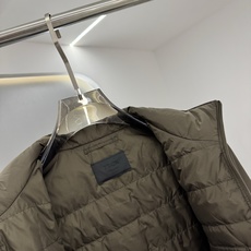 PRADA 26新款秋冬连帽款 这款外套采用宽松休闲版型,连帽设计增添随性感,衣身线条流畅自然,里面采用进口的羽 PRADA 26新款秋冬连帽款 这款外套采用宽松休闲版型,连帽设计增添随性感,衣身线条流畅自然,里面采用进口的羽