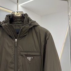 PRADA 26新款秋冬连帽款 这款外套采用宽松休闲版型,连帽设计增添随性感,衣身线条流畅自然,里面采用进口的羽 PRADA 26新款秋冬连帽款 这款外套采用宽松休闲版型,连帽设计增添随性感,衣身线条流畅自然,里面采用进口的羽