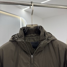 PRADA 26新款秋冬连帽款 这款外套采用宽松休闲版型,连帽设计增添随性感,衣身线条流畅自然,里面采用进口的羽 PRADA 26新款秋冬连帽款 这款外套采用宽松休闲版型,连帽设计增添随性感,衣身线条流畅自然,里面采用进口的羽