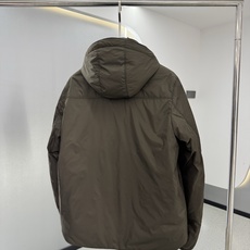 PRADA 26新款秋冬连帽款 这款外套采用宽松休闲版型,连帽设计增添随性感,衣身线条流畅自然,里面采用进口的羽 PRADA 26新款秋冬连帽款 这款外套采用宽松休闲版型,连帽设计增添随性感,衣身线条流畅自然,里面采用进口的羽