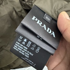 PRADA 26新款秋冬连帽款 这款外套采用宽松休闲版型,连帽设计增添随性感,衣身线条流畅自然,里面采用进口的羽 PRADA 26新款秋冬连帽款 这款外套采用宽松休闲版型,连帽设计增添随性感,衣身线条流畅自然,里面采用进口的羽