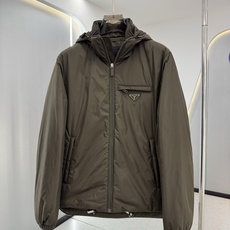 PRADA 26新款秋冬连帽款 这款外套采用宽松休闲版型,连帽设计增添随性感,衣身线条流畅自然,里面采用进口的羽 PRADA 26新款秋冬连帽款 这款外套采用宽松休闲版型,连帽设计增添随性感,衣身线条流畅自然,里面采用进口的羽