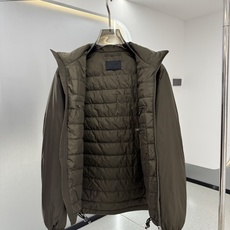 PRADA 26新款秋冬连帽款 这款外套采用宽松休闲版型,连帽设计增添随性感,衣身线条流畅自然,里面采用进口的羽 PRADA 26新款秋冬连帽款 这款外套采用宽松休闲版型,连帽设计增添随性感,衣身线条流畅自然,里面采用进口的羽