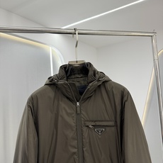 PRADA 26新款秋冬连帽款 这款外套采用宽松休闲版型,连帽设计增添随性感,衣身线条流畅自然,里面采用进口的羽 PRADA 26新款秋冬连帽款 这款外套采用宽松休闲版型,连帽设计增添随性感,衣身线条流畅自然,里面采用进口的羽