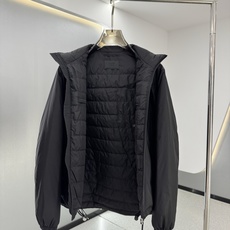 PRADA 26新款秋冬连帽款 这款外套采用宽松休闲版型,连帽设计增添随性感,衣身线条流畅自然,里面采用进口的羽 PRADA 26新款秋冬连帽款 这款外套采用宽松休闲版型,连帽设计增添随性感,衣身线条流畅自然,里面采用进口的羽