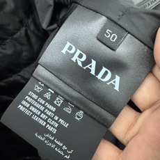PRADA 26新款秋冬连帽款 这款外套采用宽松休闲版型,连帽设计增添随性感,衣身线条流畅自然,里面采用进口的羽 PRADA 26新款秋冬连帽款 这款外套采用宽松休闲版型,连帽设计增添随性感,衣身线条流畅自然,里面采用进口的羽