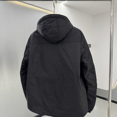 PRADA 26新款秋冬连帽款 这款外套采用宽松休闲版型,连帽设计增添随性感,衣身线条流畅自然,里面采用进口的羽 PRADA 26新款秋冬连帽款 这款外套采用宽松休闲版型,连帽设计增添随性感,衣身线条流畅自然,里面采用进口的羽