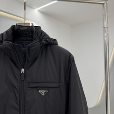 PRADA 26新款秋冬连帽款 这款外套采用宽松休闲版型,连帽设计增添随性感,衣身线条流畅自然,里面采用进口的羽 PRADA 26新款秋冬连帽款 这款外套采用宽松休闲版型,连帽设计增添随性感,衣身线条流畅自然,里面采用进口的羽