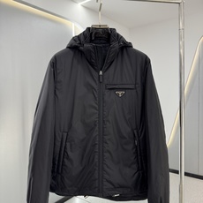 PRADA 26新款秋冬连帽款 这款外套采用宽松休闲版型,连帽设计增添随性感,衣身线条流畅自然,里面采用进口的羽 PRADA 26新款秋冬连帽款 这款外套采用宽松休闲版型,连帽设计增添随性感,衣身线条流畅自然,里面采用进口的羽