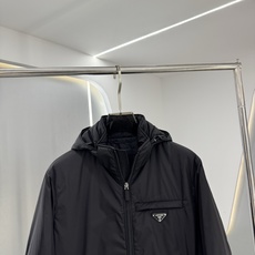 PRADA 26新款秋冬连帽款 这款外套采用宽松休闲版型,连帽设计增添随性感,衣身线条流畅自然,里面采用进口的羽 PRADA 26新款秋冬连帽款 这款外套采用宽松休闲版型,连帽设计增添随性感,衣身线条流畅自然,里面采用进口的羽