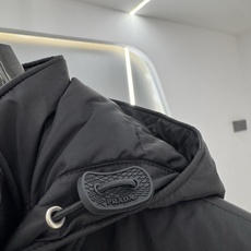 PRADA 26新款秋冬连帽款 这款外套采用宽松休闲版型,连帽设计增添随性感,衣身线条流畅自然,里面采用进口的羽 PRADA 26新款秋冬连帽款 这款外套采用宽松休闲版型,连帽设计增添随性感,衣身线条流畅自然,里面采用进口的羽