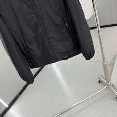 PRADA 26新款秋冬连帽款 这款外套采用宽松休闲版型,连帽设计增添随性感,衣身线条流畅自然,里面采用进口的羽 PRADA 26新款秋冬连帽款 这款外套采用宽松休闲版型,连帽设计增添随性感,衣身线条流畅自然,里面采用进口的羽