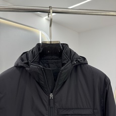 PRADA 26新款秋冬连帽款 这款外套采用宽松休闲版型,连帽设计增添随性感,衣身线条流畅自然,里面采用进口的羽 PRADA 26新款秋冬连帽款 这款外套采用宽松休闲版型,连帽设计增添随性感,衣身线条流畅自然,里面采用进口的羽
