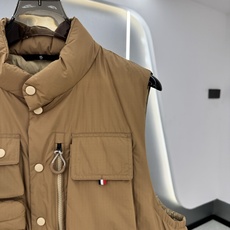 特级羽绒⬆️Moncler Grenoble Tongass羽绒户外马甲.高端黑标系列.原厂替换面料.特级鹅颈绒填充. 特级羽绒⬆️Moncler Grenoble Tongass羽绒户外马甲.高端黑标系列.原厂替换面料.特级鹅颈绒填充.